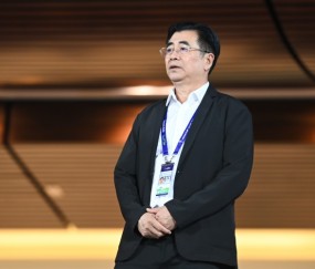 现场观看球队热身赛,足协主席宋凯为中国女足送去新春祝福
