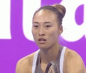中国女网全军覆没!郑钦文惨败惹争议,球迷怒批,心思没在训练上