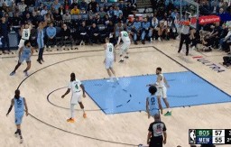 哎呀乌龙了！塔图姆抢篮板时无意将球点进了自家篮筐